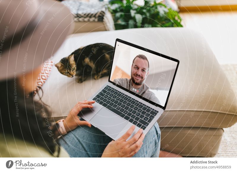 Frau zu Hause während eines Videogesprächs mit einem glücklichen Mann Laptop Technik & Technologie heimwärts Computer Internet Mitteilung Büro Lifestyle