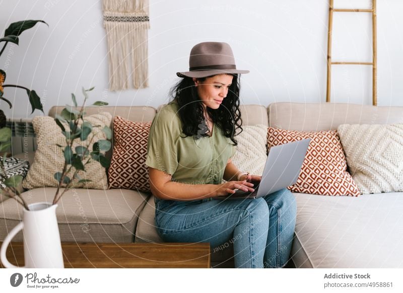 Hipster-Frau arbeitet zu Hause mit Laptop Technik & Technologie heimwärts Computer Internet Mitteilung Arbeit Business Büro Lifestyle benutzend online Mädchen