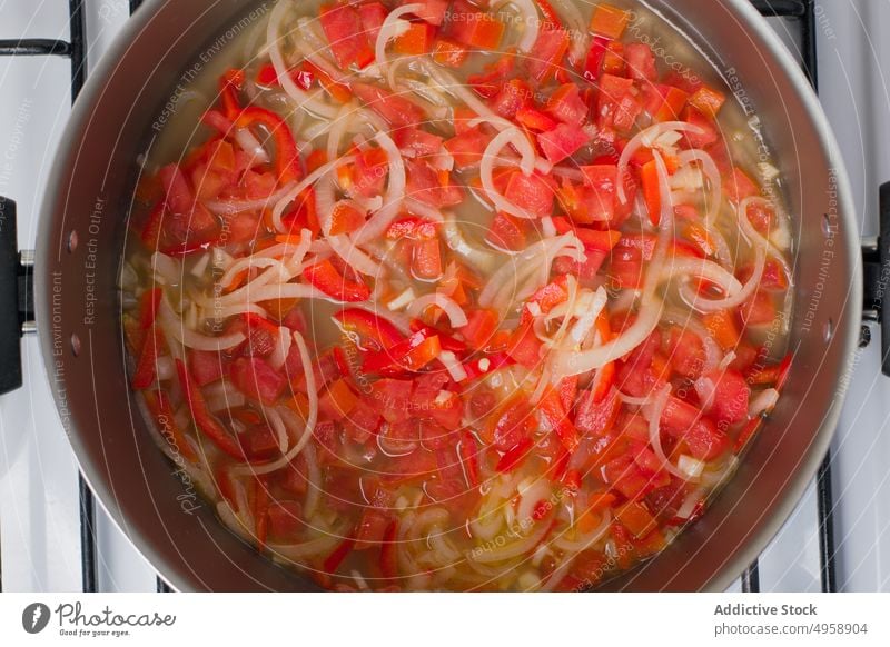 Topf mit schmorendem Gemüse auf dem Herd Tomate Zwiebel Koch Lebensmittel Bestandteil Rezept Prozess vorbereiten Mahlzeit Küche kulinarisch Ernährung