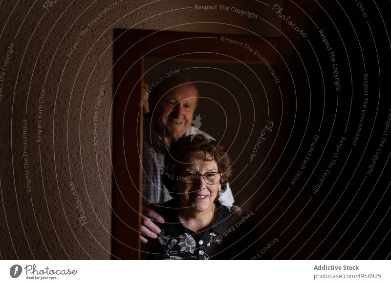 Zufriedenes älteres Paar schaut in den Spiegel Reflexion & Spiegelung gealtert Senior reif Partnerschaft Lebensalter Liebe heimisch lässig zu Hause Raum