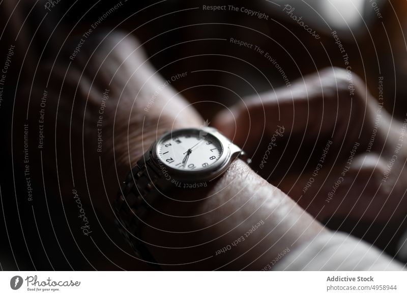 Unbekannte Person legt Armbanduhr an altmodisch retro Zeit klassisch punktuell Accessoire Nostalgie Zifferblatt Raum heimwärts Hand Licht altehrwürdig Stil