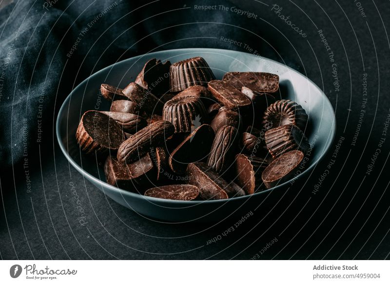 Schale mit leckeren süßen Schokoladenbonbons auf dem Tisch serviert Bonbon Trüffel Praline sortiert Schalen & Schüsseln schwelgen Kalorie Kakao Lebensmittel