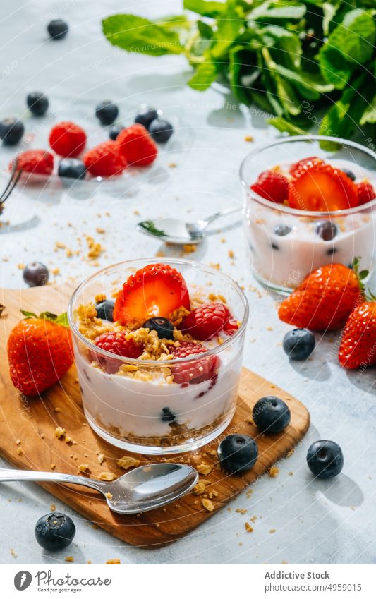 Erdbeeren und Beeren, serviert mit frischem Joghurt süß Sahne lecker Frucht Frühstück melken Lebensmittel cremig Blaubeeren selbstgemacht Schalen & Schüsseln