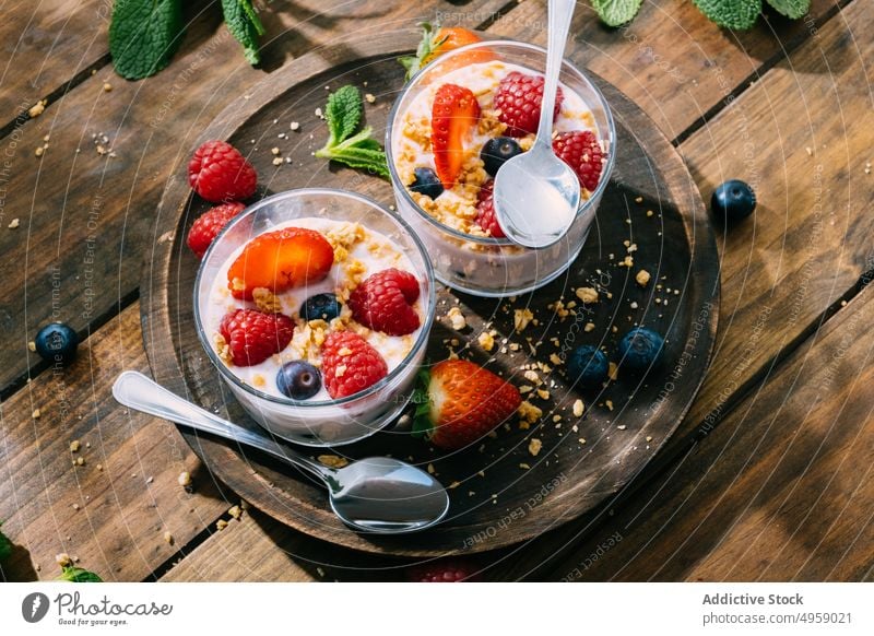 Erdbeeren und Beeren, serviert mit frischem Joghurt süß Sahne lecker Frucht Frühstück melken Lebensmittel cremig Blaubeeren selbstgemacht Schalen & Schüsseln