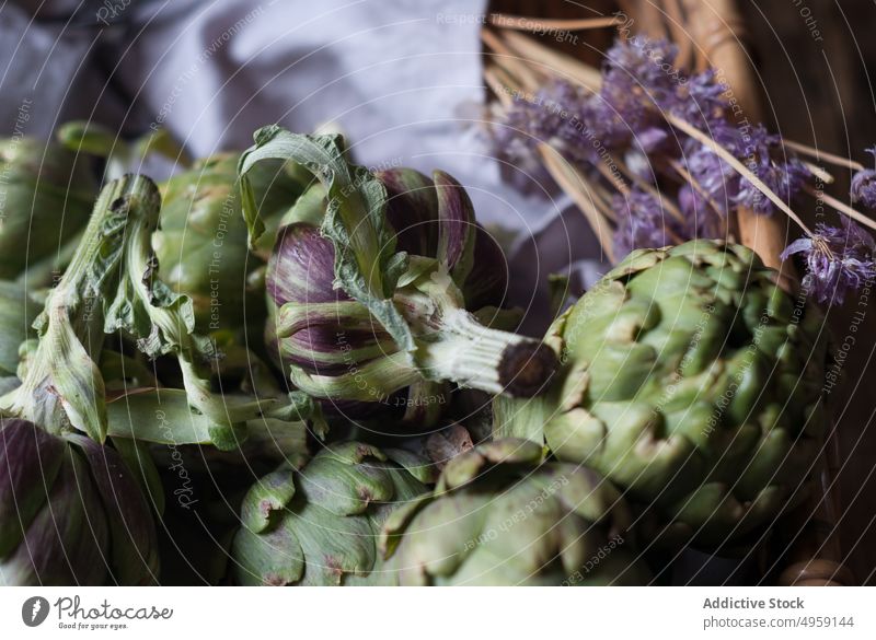 Grüne Artischocken in Korb gelegt grün Weide Haufen Blume wenig purpur frisch Serviette Dekoration & Verzierung Gemüse Lebensmittel Gesundheit reif Vegetarier
