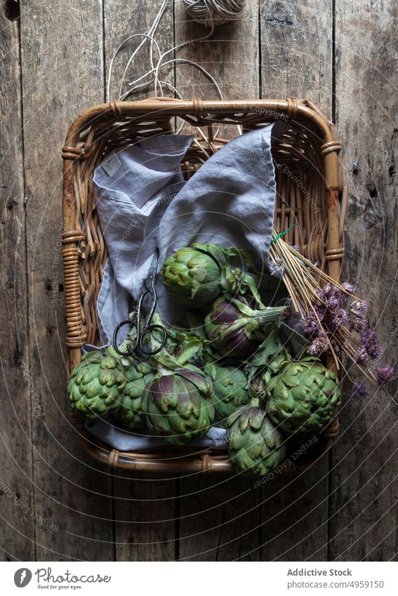 Frische Artischocken in einem Korb frisch grün Weide Serviette Dekoration & Verzierung Blume Haufen Gemüse Lebensmittel Gesundheit reif Vegetarier Pflanze
