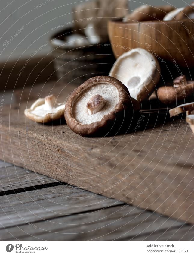 Shiitake-Pilze in einer Schale auf dem Tisch frisch Schalen & Schüsseln Holz organisch satt Lebensmittel Feinschmecker Bestandteil Essen zubereiten lecker