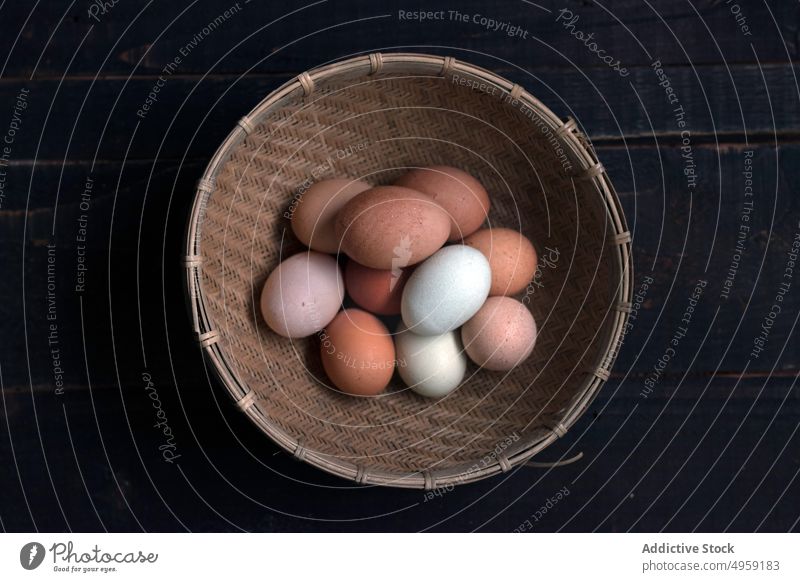Draufsicht auf einen Korb mit Eiern natürlich Haufen Lebensmittel Bestandteil roh Hähnchen organisch Natur frisch Gesundheit Protein Weide Saison traditionell