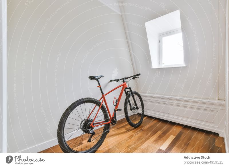 rotes Fahrrad in einem leeren Raum Appartement im Innenbereich Stock Parkett heimwärts modern neu Haus Wand flach Zeitgenosse Anwesen wohnbedingt Fenster Licht