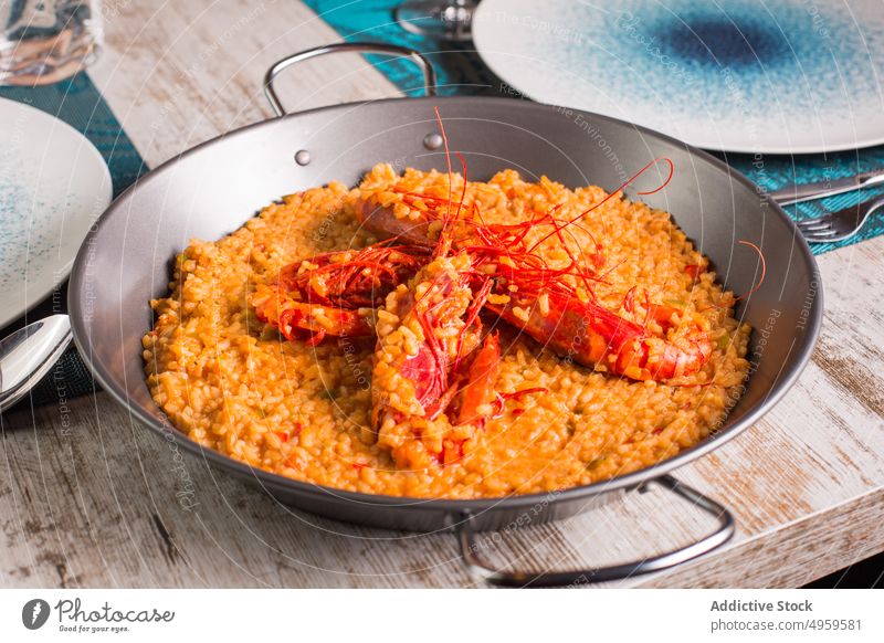 Reis mit roten Garnelen im Teller auf dem Tisch rote Krabben Speise dienen Restaurant Asiatische Küche Lebensmittel schmackhaft Meeresfrüchte Tradition lecker