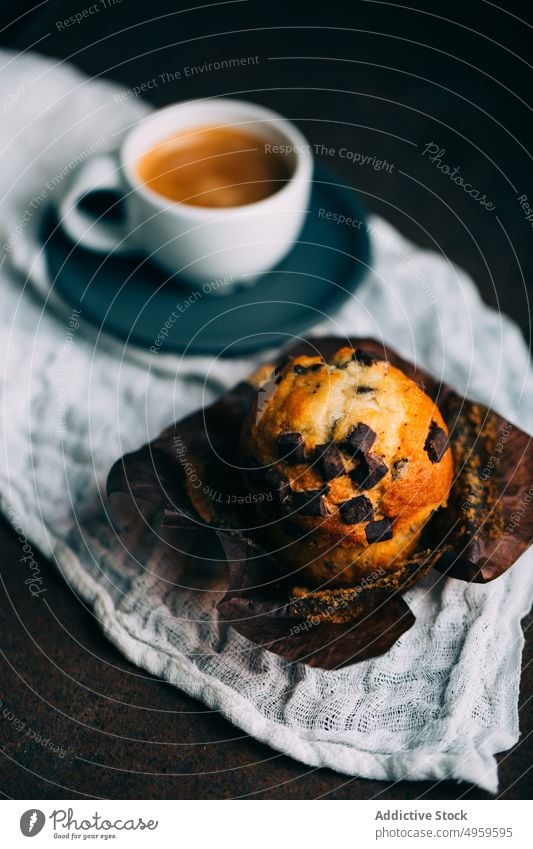 Schokoladenmuffins und Kaffeetasse auf dunklem Hintergrund gebacken Frühstück Butter Kuchen Tasse Cupcake dunkel Dessert Lebensmittel Muffin süß frisch lecker