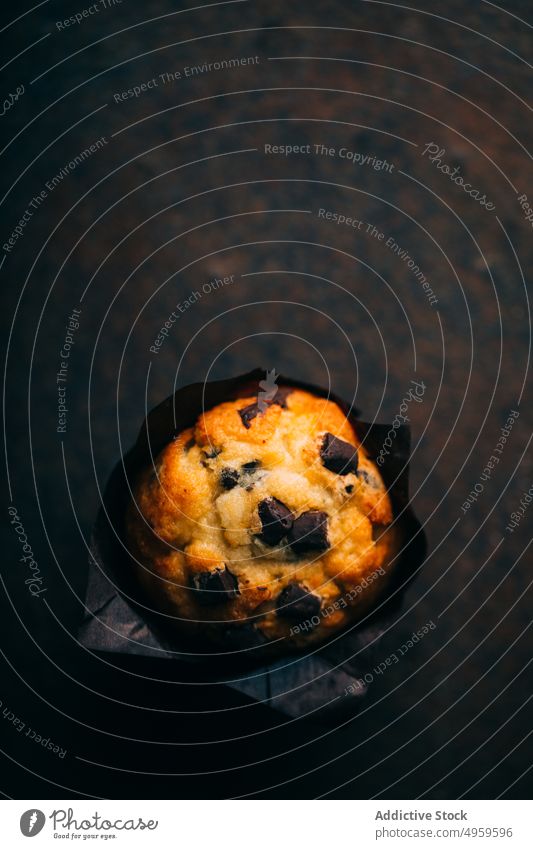 Schokoladenmuffins auf dunklem Hintergrund gebacken Frühstück Butter Kuchen Cupcake dunkel Dessert Lebensmittel Muffin süß frisch lecker geschmackvoll Kalorien