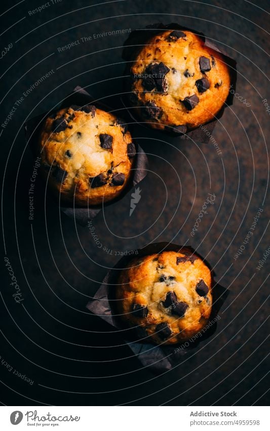 Schokoladenmuffins auf dunklem Hintergrund gebacken Frühstück Butter Kuchen Cupcake dunkel Dessert Lebensmittel Muffin süß frisch lecker geschmackvoll Kalorien