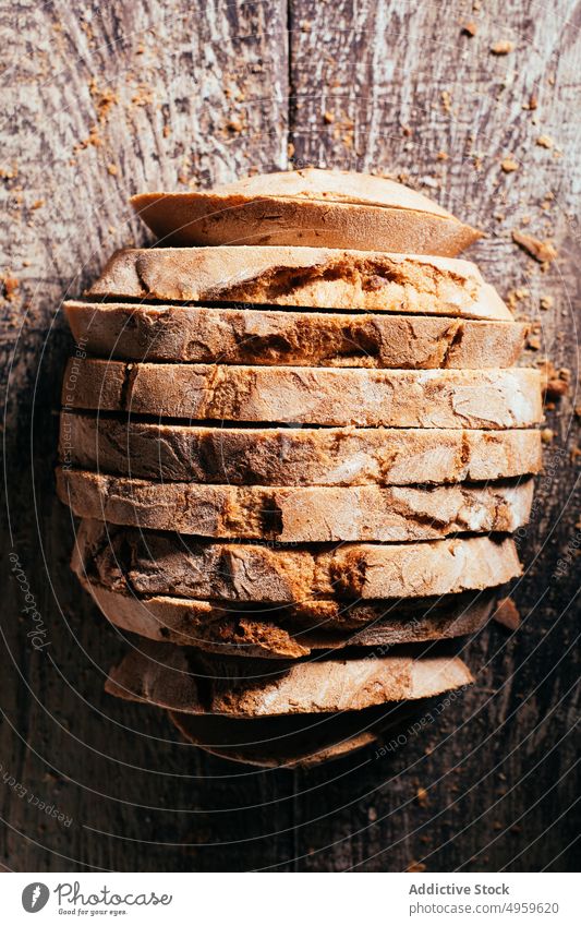 Appetitliches, selbstgebackenes Brot auf einem hölzernen Schneidebrett Lebensmittel Scheibe Bäckerei rustikal frisch Mahlzeit lecker Küche selbstgemacht
