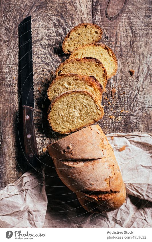 Geschnittenes Vollkornbrot auf dem Holztisch verstreut Brot Scheibe frisch Brotlaib gebacken Ernährung rustikal Lebensmittel Küche Bäckerei selbstgemacht