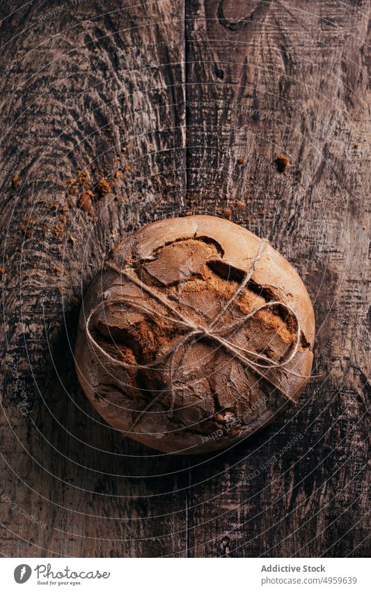 Appetitliches, selbstgebackenes Brot auf einem hölzernen Schneidebrett Lebensmittel Bäckerei rustikal frisch Mahlzeit lecker Küche selbstgemacht Ernährung Tisch