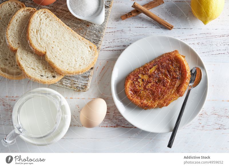 Leckeres Torrija-Brot, serviert auf dem Tisch mit frischen Zutaten in der Küche torrija melken Ei Zucker Zimt Zitrone Frühstück Lebensmittel appetitlich