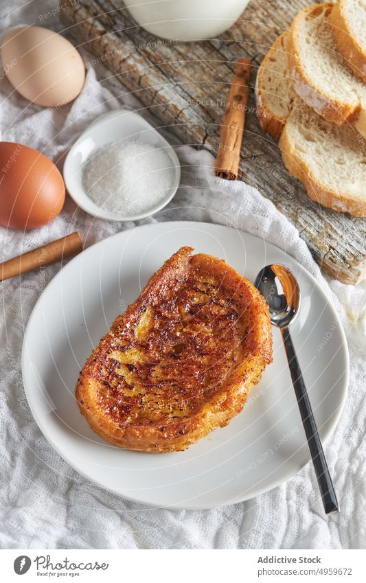 Leckeres Torrija-Brot, serviert auf dem Tisch mit frischen Zutaten in der Küche torrija melken Ei Zucker Zimt Zitrone Frühstück Lebensmittel appetitlich