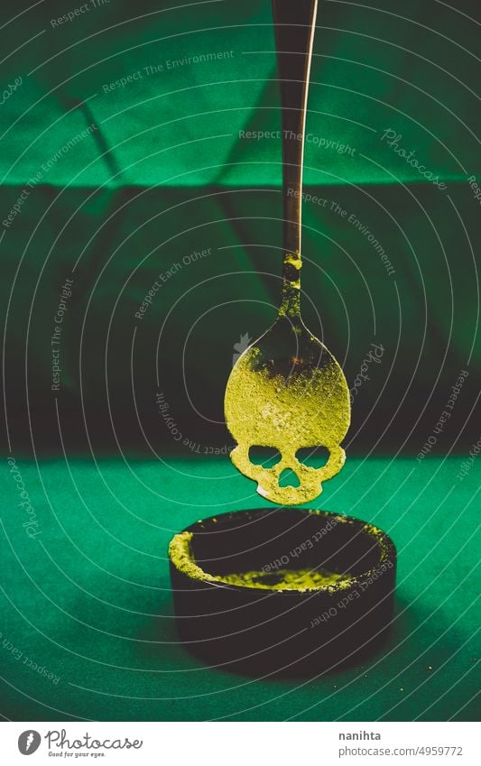 Halloween Thema Konzept Bild mit einem Schädel Form Löffel mit grünem Staub auf sie gruselig Gift Hintergrund Hexe giftig geheimnisvoll Rezept Gefahr