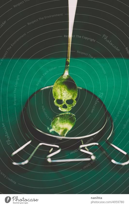 Halloween Thema Konzept Bild mit einem Schädel Form Löffel mit grünem Staub auf sie gruselig Gift Hintergrund Hexe giftig geheimnisvoll Rezept Gefahr