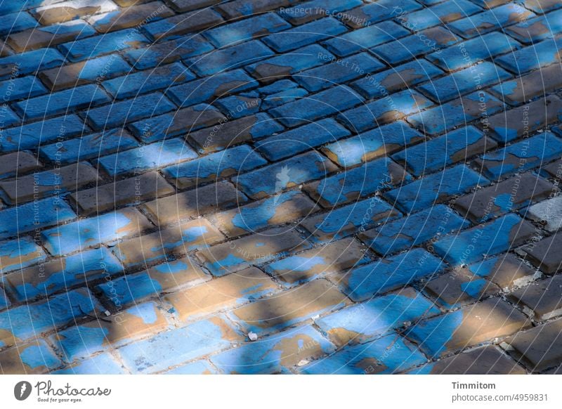 Pflastersteine mit und ohne Farbe und mit und ohne Schatten Fugen Platz blau abgenutzt Licht lebendig Menschenleer Außenaufnahme Strukturen & Formen Stadt Sofia