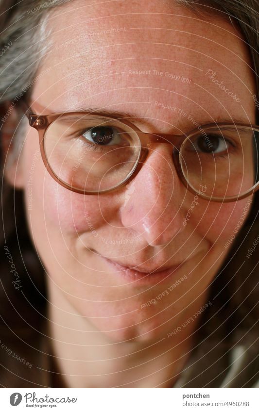 Portrait einer lächelnden frau mit Brille und grauen Schläfen. Frau brille graue haare schläfe Porträt Lächeln Ungeschminkt natürlich Erwachsene Gesicht feminin