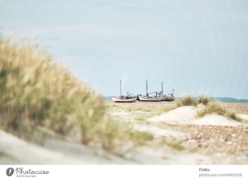 Fischerboote der dänischen Jammerbucht Schiff Strand Küste Dänemark Meer Nordsee Schifffahrt Außenaufnahme Farbfoto Menschenleer Wellen Sand Wasser