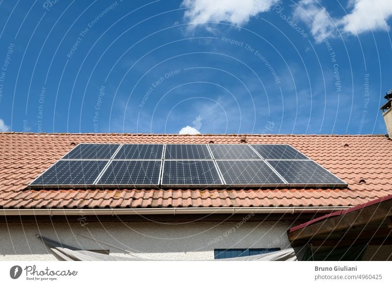 Auf dem Dach eines Hauses installierte Fotovoltaikmodule. Sonnenkollektoren auf einem Dach. Photovoltaik Panel umgebungsbedingt Kraft regenerativ Umwelt Energie