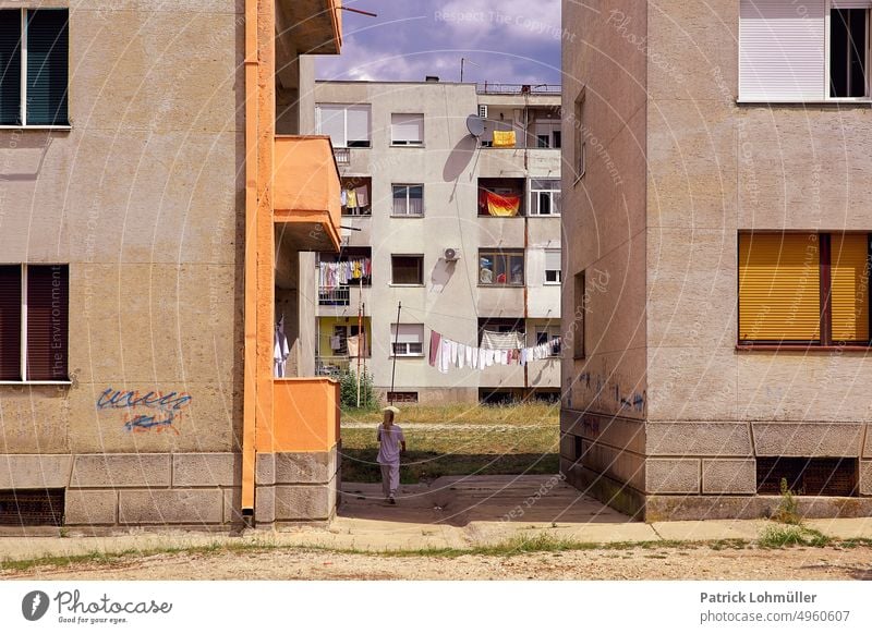 Blockgang wohnen montenegro häuser ghetto wohnraum sozialer brennpunkt alt nikšić balkanstaat architektur strasse haus stadt bauwerk europa zuhause fassade eng
