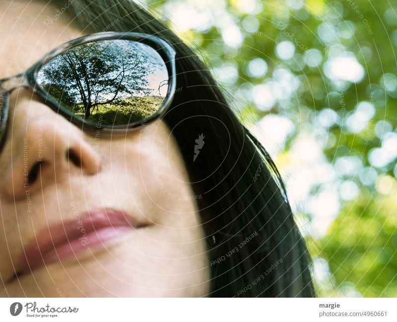 Ruhe finden! Eine entspannte Frau mit Sonnenbrille im Wald Baum Außenaufnahme Natur Erwachsene Bäume Umwelt grün Waldspaziergang Gesicht Nase Lippen Farbfoto