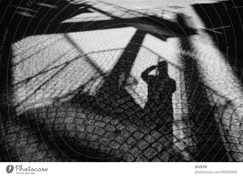 Schatten einer Treppe und des Fotografen auf dem Straßenpflaster Mensch Mann Fotografieren Silhouette Licht Außenaufnahme schwarz Kontrast 1 Selbstportrait