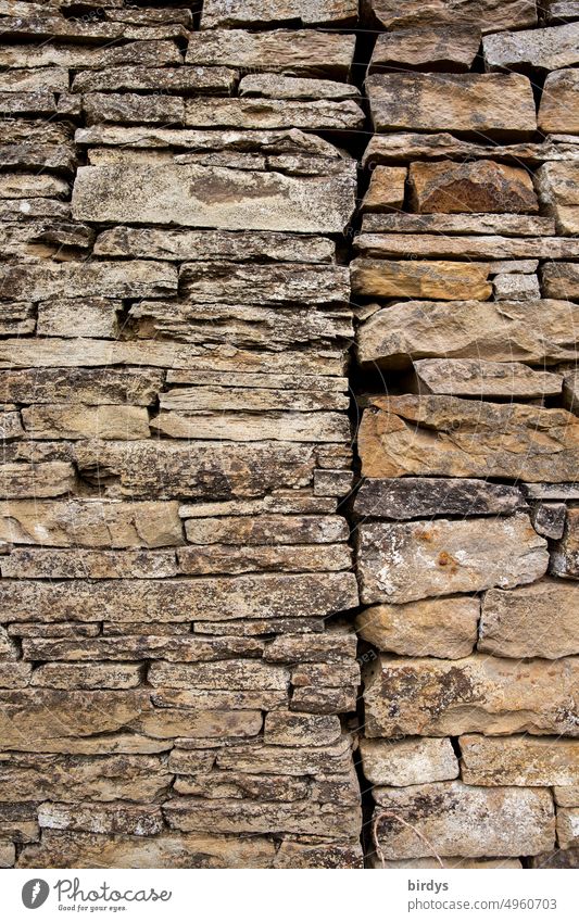 2 angrenzende Natursteinmauern Trockenmauern aus Naturstein, Feldstein. Formatfüllend. Buchcover Steinmauer Steine formatfüllend unterschiedlich Fuge