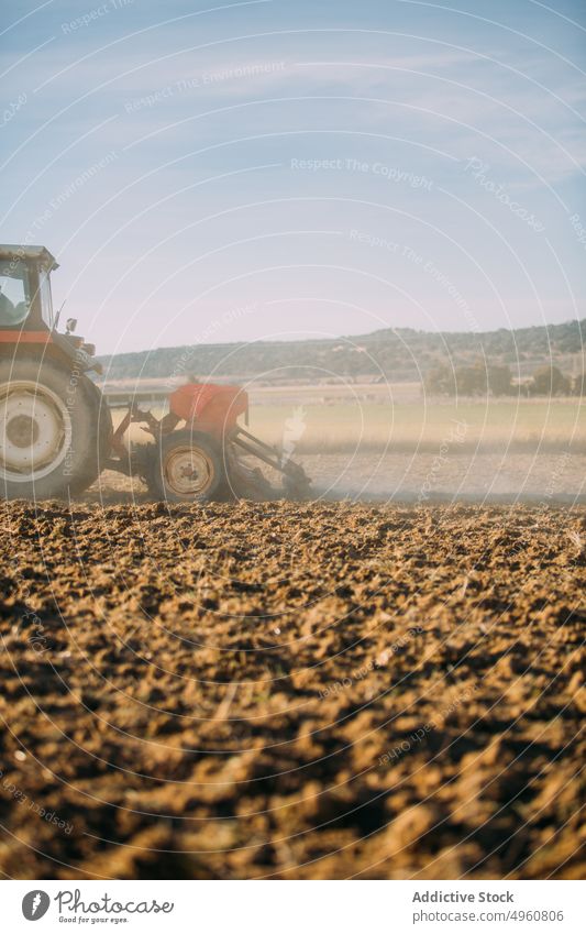 Alter Traktor bei der Arbeit auf dem Feld Ackerbau Agrarwirtschaft Landschaft Bodenbearbeitung Bauernhof Ernte Maschine im Freien Pflanze pflügen ländlich