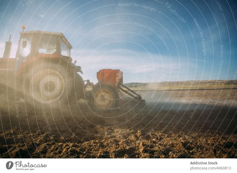Alter Traktor bei der Arbeit auf dem Feld Ackerbau Agrarwirtschaft Landschaft Bodenbearbeitung Bauernhof Ernte Maschine im Freien Pflanze pflügen ländlich
