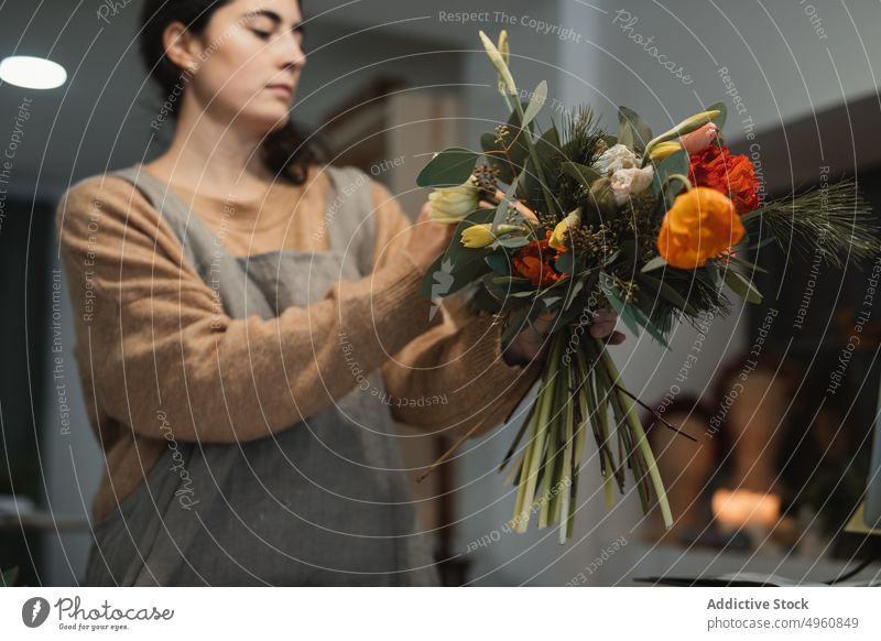 Florist macht erstaunliche dekorative Bouquet mit trockenen Blumen am Arbeitsplatz Blumenhändler komponieren Blumenstrauß Frau heimwärts Haufen kreativ Pflanze