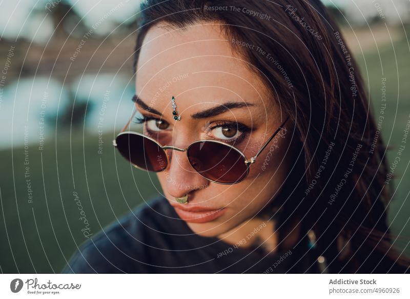 Prächtige trendige erwachsene Frau mit Sonnenbrille Auge Starrer Blick Bindi cool Tattoo Vorschein auflehnen Wimpern Schmuck brünett Mode Tradition Verlockung