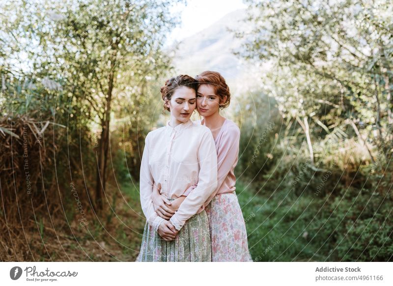 Romantische Frauen Paar posieren in der natürlichen Umgebung schön Schönheit beste Freunde Überstrahlung Kaukasier klassisch Bekleidung cool niedlich Kleid
