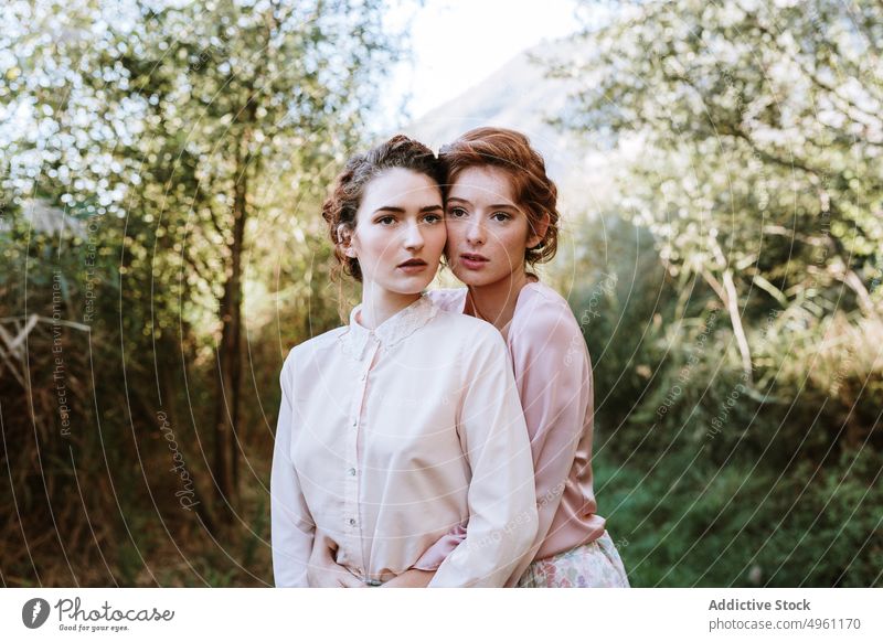 Romantische Frauen Paar posieren in der natürlichen Umgebung schön Schönheit beste Freunde Überstrahlung Kaukasier klassisch Bekleidung cool niedlich Kleid