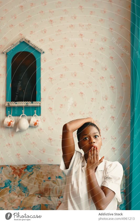 Überrascht afroamerikanische Frau mit kurzen Haaren Lifestyle aussruhen Afroamerikaner sich[Akk] entspannen Appartement Komfort heimwärts Sitzen ethnisch jung