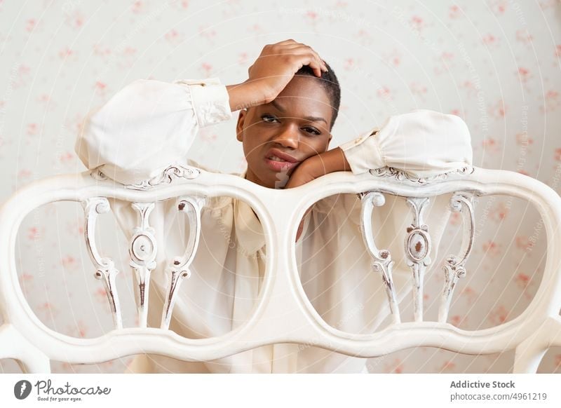 Afroamerikanische Frau mit kurzen Haaren Porträt angewidert Lifestyle aussruhen Lehnen Treppengeländer Afroamerikaner sich[Akk] entspannen Appartement Komfort