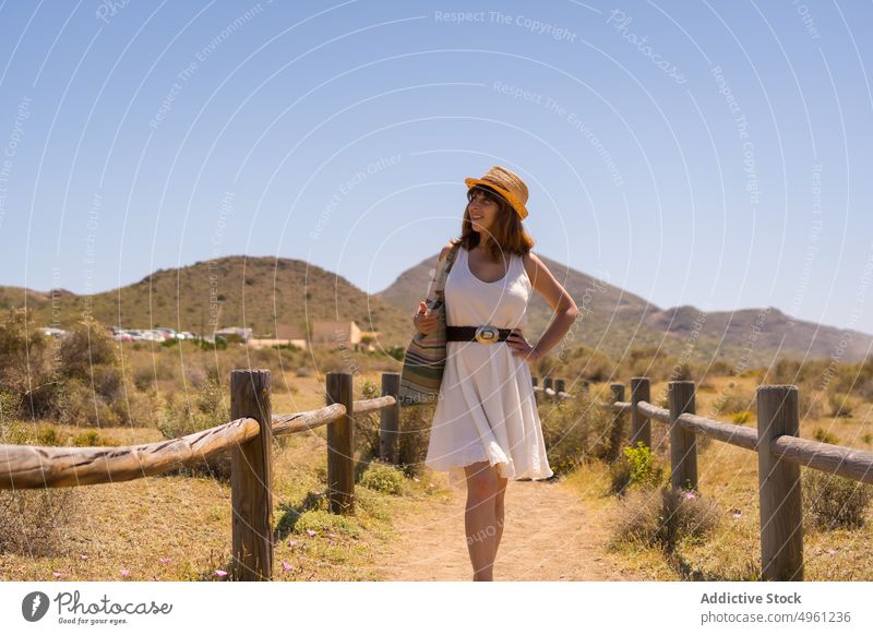 Frau geht auf einem Weg in einem Gebirgstal Sommer Urlaub Berge u. Gebirge natürlich Park Hochland Tal Feiertag reisen Cabo de Gata Almeria Spanien Spaziergang