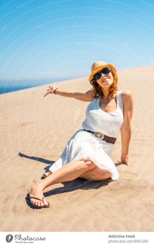Lächelnde Frau im Kleid am Sandstrand im Sommer Strand Urlaub Meeresufer Feiertag genießen Sonnenhut Cabo de Gata Almeria Spanien natürlich Park heiter Glück