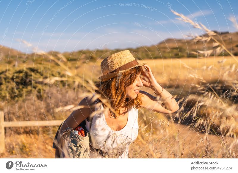 Zufriedene Frau auf einem trockenen Feld in den Bergen im Sommer Berge u. Gebirge Urlaub Hochland natürlich Park genießen sorgenfrei Cabo de Gata Almeria