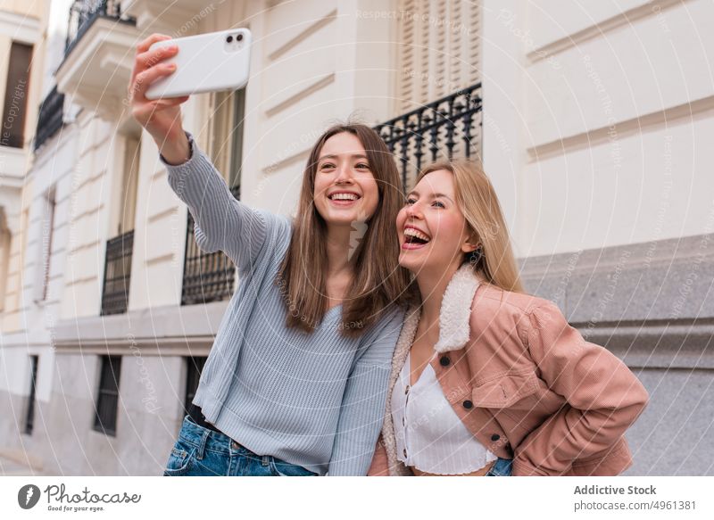 Selbstschussanlage für Frauen in der Stadt Selfie bester Freund Großstadt Smartphone Freundschaft Selbstportrait Moment Madrid Spanien Wochenende Zusammensein