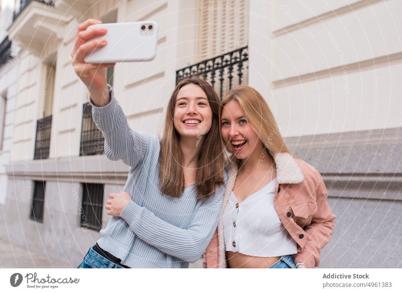 Selbstschussanlage für Frauen in der Stadt Selfie bester Freund Großstadt Smartphone Freundschaft Selbstportrait Moment Madrid Spanien Wochenende Zusammensein
