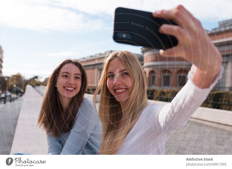Positive Frauen machen Selfie mit Smartphone in der Stadt bester Freund Großstadt heiter Spaß haben Gedächtnis Moment Selbstportrait Madrid Spanien Mobile
