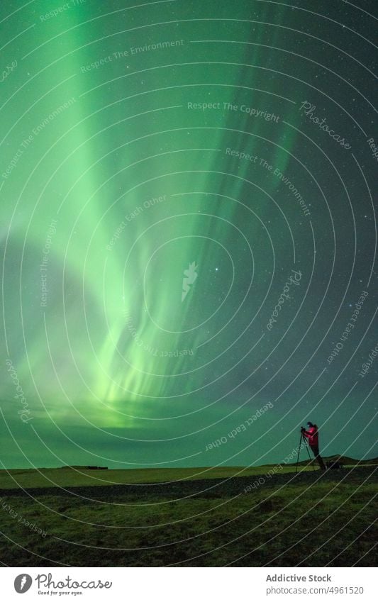 Reisender fotografiert nächtliche Nordlichter Fotograf nördlich Licht fotografieren Nacht Himmel grün polar reisen Lofoten Inseln Norwegen Aurora glänzend