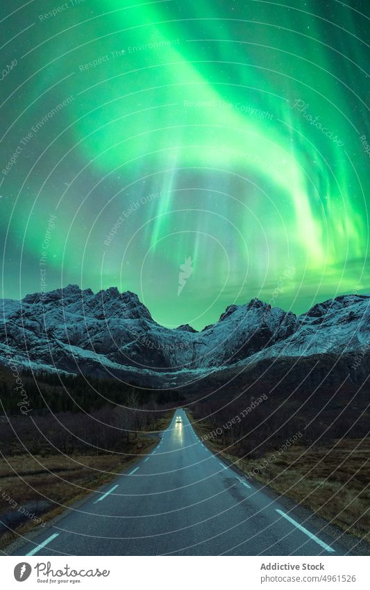 Auto auf der Straße unter grünen Nordlichtern bei Nacht PKW Berge u. Gebirge Winter Licht nördlich polar Landschaft Aurora Himmel glänzend Norwegen