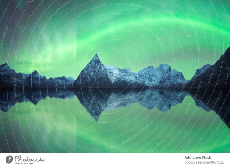 Aussicht auf verschneite Berge und einen See unter einem Himmel mit Polarlicht Nordlicht Berge u. Gebirge nördlich polar Licht Nacht Winter Kamm Aurora Norwegen