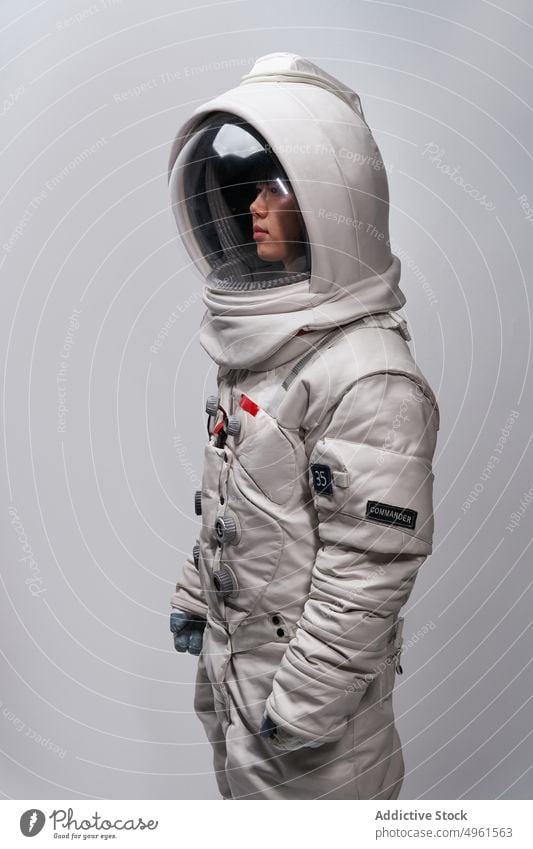 Kosmonautin im futuristischen Raumanzug Frau Astronaut Missionsstation Tracht Schutzhelm Mut Schmuckkörbchen behüten jung asiatisch Chinesisch Japanisch
